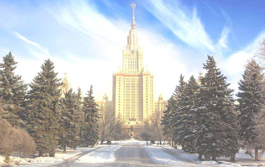 Вид на главное здание МГУ со стороны Ломоносовского проспекта