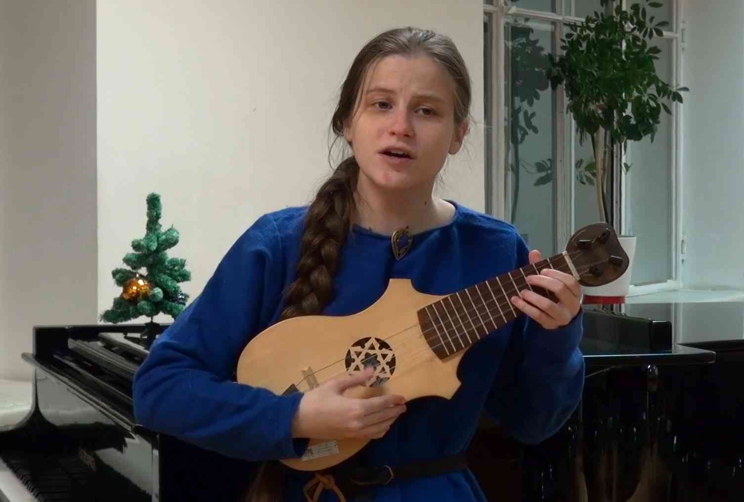 Мария Ефимова поёт и играет на цитоли